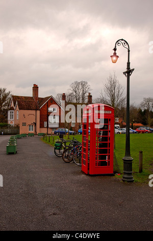Une boîte de téléphone rouge K6 sur la cathédrale de Salisbury Green, Wiltshire, England, UK Banque D'Images