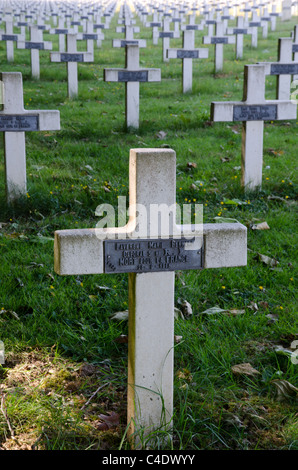 Rangées de croix dans le cimetière national français à la targette, France Banque D'Images