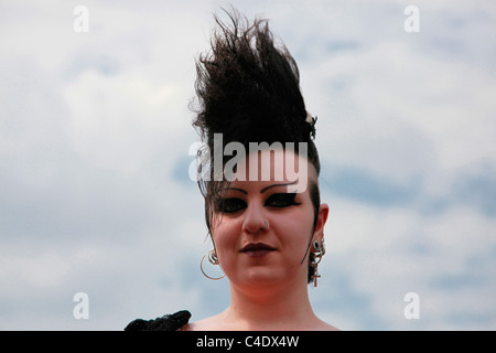 Un amateur de gothique avec le Mohawk hairstyle fortifiés jusqu'à l'onde de gel à l'assemblée annuelle pour festival Treffen gothique 'dark' de la musique et des arts dans la ville de Leipzig en Allemagne Banque D'Images