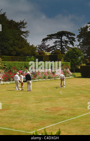 Une partie de croquet sur la pelouse de croquet à Kingston Maurward College, Dorchester, Dorset, England, UK Banque D'Images