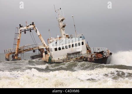 Naufrage du chalutier "MFV Zeila', qui s'est échoué le 25 août 2008 sur la côte des squelettes de la Namibie. Banque D'Images