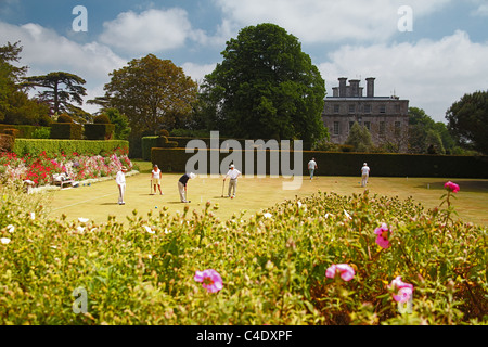 Une partie de croquet sur la pelouse de croquet à Kingston Maurward College, Dorchester, Dorset, England, UK Banque D'Images