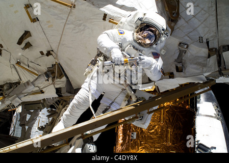 L'astronaute de la NASA Alvin Drew travaille sur la Station spatiale internationale. Banque D'Images