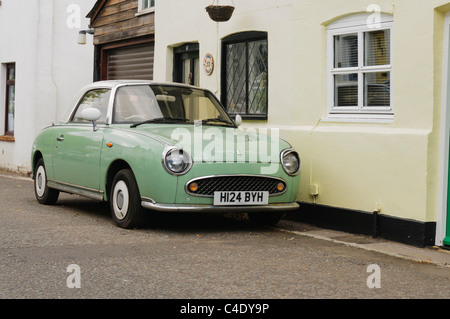 Nissan Figaro garée à côté d'une chambre Banque D'Images