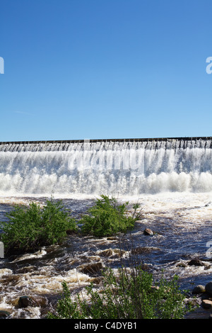 Owerflow d'eau sur le bassin de stockage par l'homme, en Carélie, Russie. Réservoir du lac semi-dans le Canal Mer Blanche Banque D'Images