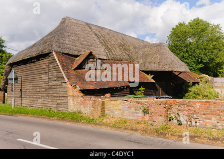 Anglais très ancienne grange en bois de chaume Banque D'Images