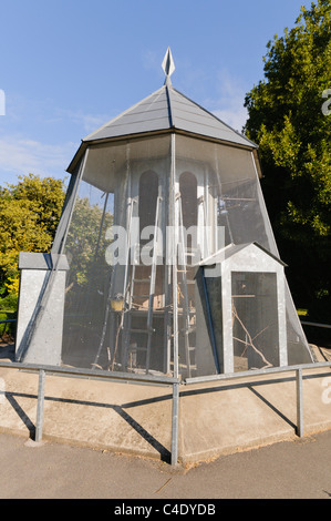 Volière acier dans le War Memorial Gardens, Basingstoke Banque D'Images