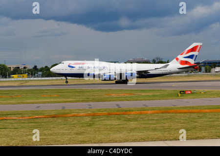 747 de British Airways à l'atterrissage sur la piste à l'aéroport de Londres Heathrow Banque D'Images