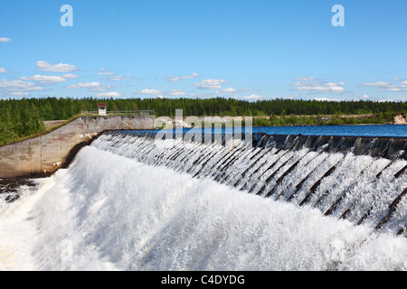 Owerflow d'eau sur le bassin de stockage par l'homme, en Carélie, Russie. Réservoir du lac semi-dans le Canal Mer Blanche Banque D'Images