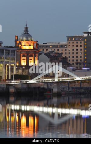 Tradeston passerelle piétonne et passerelle à vélo au-dessus de la rivière Clyde la nuit, Glasgow, Écosse, Royaume-Uni Banque D'Images