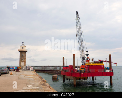 Un génie civil jack-up rig d'effectuer des réparations à l'Extension de la jetée Est Whitby pour remédier à l'érosion des fondations Banque D'Images