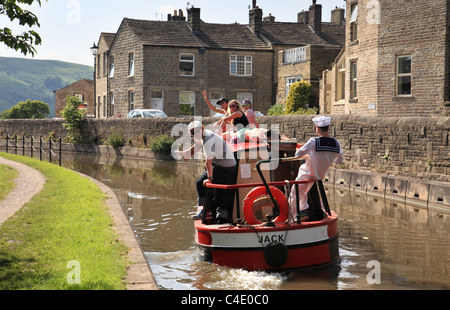 Les jeunes s'amusant sur un bateau, Leeds et Liverpool Canal, Kildwick, North Yorkshire, England, UK Banque D'Images