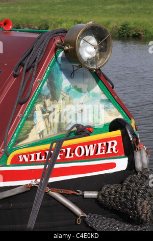 La décoration des arcs d'un étroit canal bateau avec un grand phare en laiton, Leeds et Liverpool au canal près de Skipton, Yorkshire, UK Banque D'Images