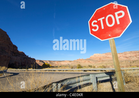 Signal d'arrêt dans un paysage aride près de Moab, Utah, USA Banque D'Images