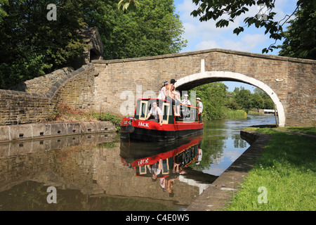 Les jeunes à bord d'un bateau sur le canal de Leeds et Liverpool à Kildwick, North Yorkshire, England, UK Banque D'Images