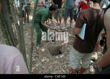 Les touristes à les tunnels de Củ Chi, près de Saigon, Vietnam. Banque D'Images