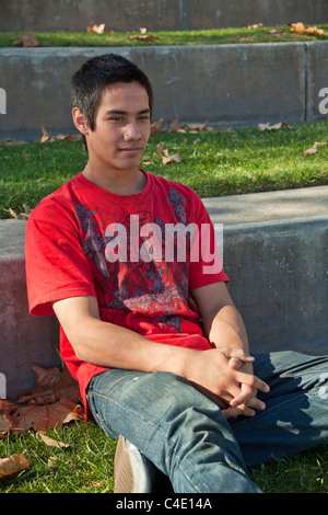 15-18 ans ans jeune Pied-noir American Native American Méditation, prière, rêve de la pensée réfléchie assis seul dans le parc. M. © Myrleen Pearson Banque D'Images