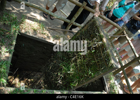 Les touristes à les tunnels de Củ Chi, près de Saigon, Vietnam. Banque D'Images