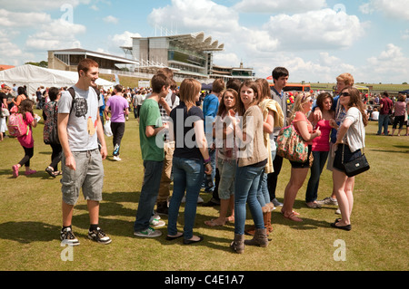Les adolescents à l'hippodrome de Newmarket, Suffolk, UK Banque D'Images