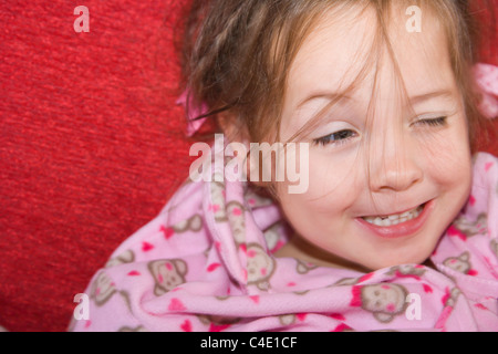 4 ans fille en pyjama rose Banque D'Images