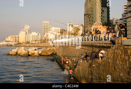 La pêche le long de la Corniche, un passe-temps pour beaucoup d'un Beiruti, corniche, Beyrouth, Liban. Banque D'Images