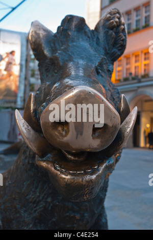 Une sculpture en bronze d'un sanglier sur la principale rue piétonne du centre-ville, La Place Marienplatz, populaire auprès des touristes à Munich. Banque D'Images