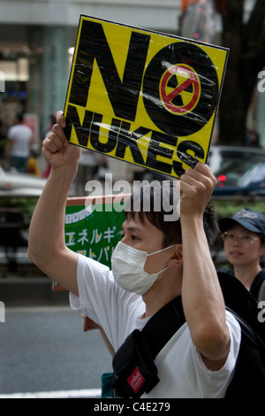 Un anti-nucléaire à Tokyo, Japon, mars, pour protester contre la catastrophe de la centrale nucléaire de Fukushima Daiichi. Banque D'Images