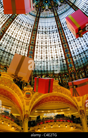 Galeries Lafayette, de l'intérieur dome détails de design, Paris, France Banque D'Images