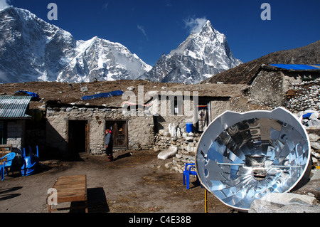 Un trekking lodge avec un radiateur parabolique dans l'Himalaya au Népal Banque D'Images