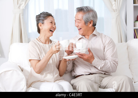 Heureux Couple Enjoying Tea Banque D'Images