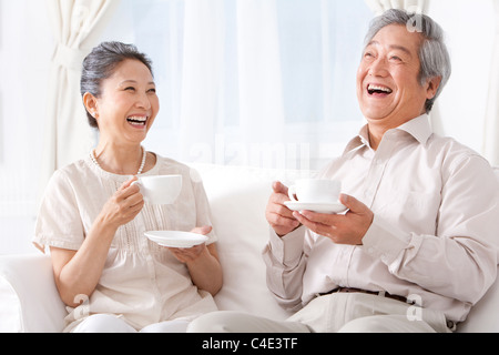 Heureux Couple Enjoying Tea Banque D'Images