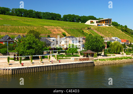 L'étape d'atterrissage et les vignobles le long de la Moselle à Schengen, Luxembourg Banque D'Images
