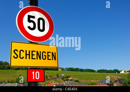 Panneau du village de Schengen et panneau de circulation limite de vitesse 50 km/h, Schengen, Luxembourg Banque D'Images