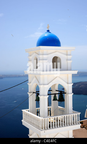 Firostefani, Santorin Îles Cyclades, Grèce, un clocher de l'église grecque orthodoxe Banque D'Images
