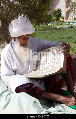 Les hommes le mollah bâtiment monument historique livre l'imam Banque D'Images