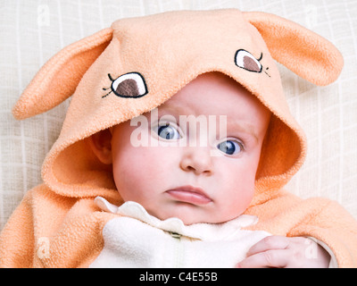 Newborn baby girl costume de lapin de Pâques sur fond clair Banque D'Images