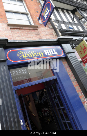 WILLIAM HILL, grande rue populaires bookmakers avec bureaux à l'échelle du pays, il est vu ici, la direction générale de la colline de fierté Shrewsbury. Banque D'Images