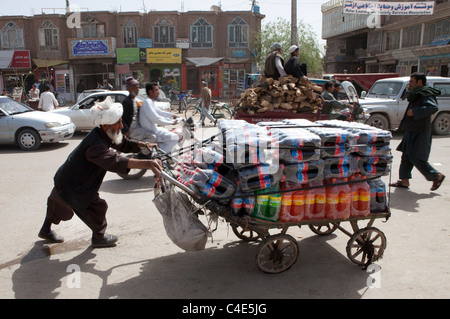 Bagagiste à Herat, Afghanistan Banque D'Images