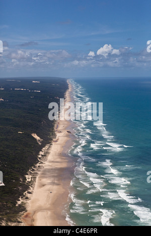 Une vue aérienne de l'île de Fraser's world célèbre 75 mile beach, Queensland Australie Banque D'Images