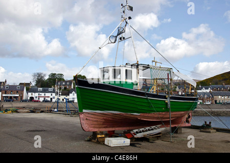 Petit bateau de pêche sur le quai à Ullapool, région des Highlands, en Écosse. Banque D'Images