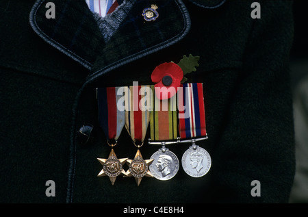 Médailles porté par un soldat de la Deuxième Guerre mondiale à un service à jour Remebrance Thaxted, Essex, Angleterre. Banque D'Images