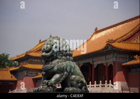 Lion de bronze statue garde dans la Cité Interdite à Beijing Banque D'Images