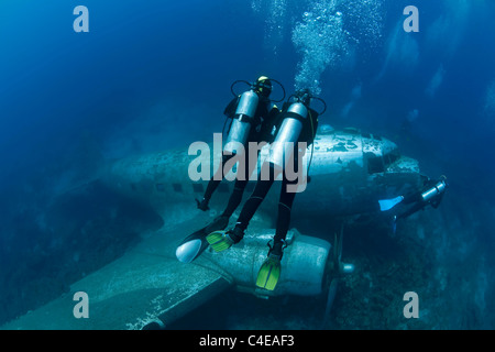 Scuba Diver à un avion, Douglas DC 3 Dakota, Turquie, mer Egée, mer mediterannen, Europe Banque D'Images