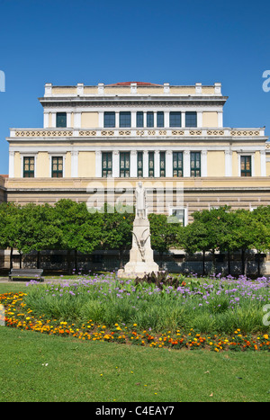Charilaos Trikoupis statue néoclassique à l'extérieur du musée historique national à l'ancien bâtiment du Parlement Européen, Athènes, Grèce Banque D'Images