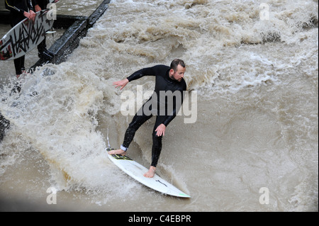 Surfez sur le ruisseau Eisbach du jardin anglais Munich Bavière Allemagne Munchen Deutschland. Eisbachwelle Banque D'Images