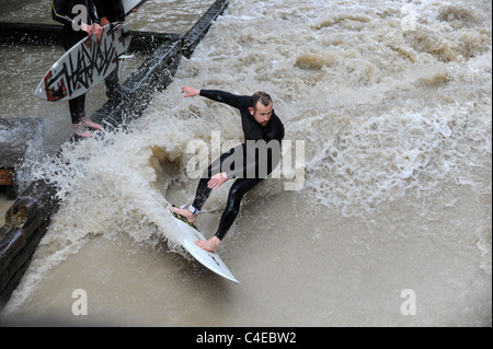 Surfez sur le ruisseau Eisbach du jardin anglais Munich Bavière Allemagne Munchen Deutschland. Eisbachwelle Banque D'Images