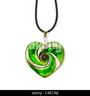 Pendentif en forme de coeur vert isolé sur fond blanc Banque D'Images