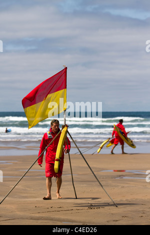 Summerleaze Beach : Garde-côtes de la RNLI le marquage des limites de zone de sécurité avec drapeaux, Flagmarkers Summerlease sur la plage au Beach, Devon, UK Banque D'Images