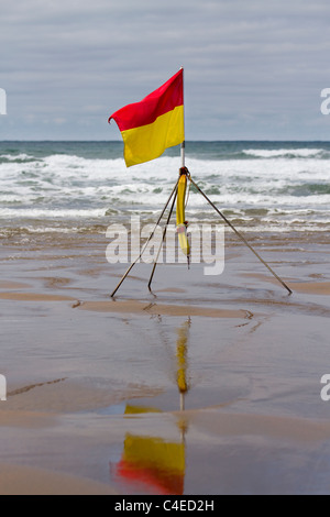 Summerleaze Beach : Garde-côtes de la RNLI le marquage des limites de zone de sécurité avec drapeaux, Flagmarkers Summerlease sur la plage au Beach, Devon, UK Banque D'Images