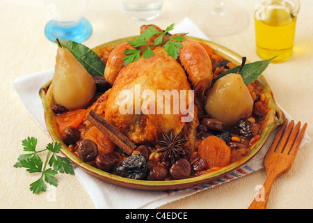 Poulet rôti au miel et noix. Recette disponible. Banque D'Images